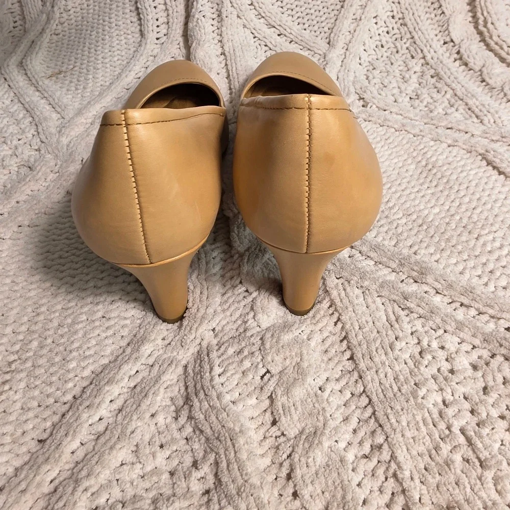 Sofft Pumps Tan Nude Supple Leather Round Toe Heels Womens 7.5M Excellent